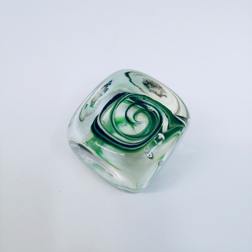 Click to view detail for DB-661 Paperweight Square Green $66